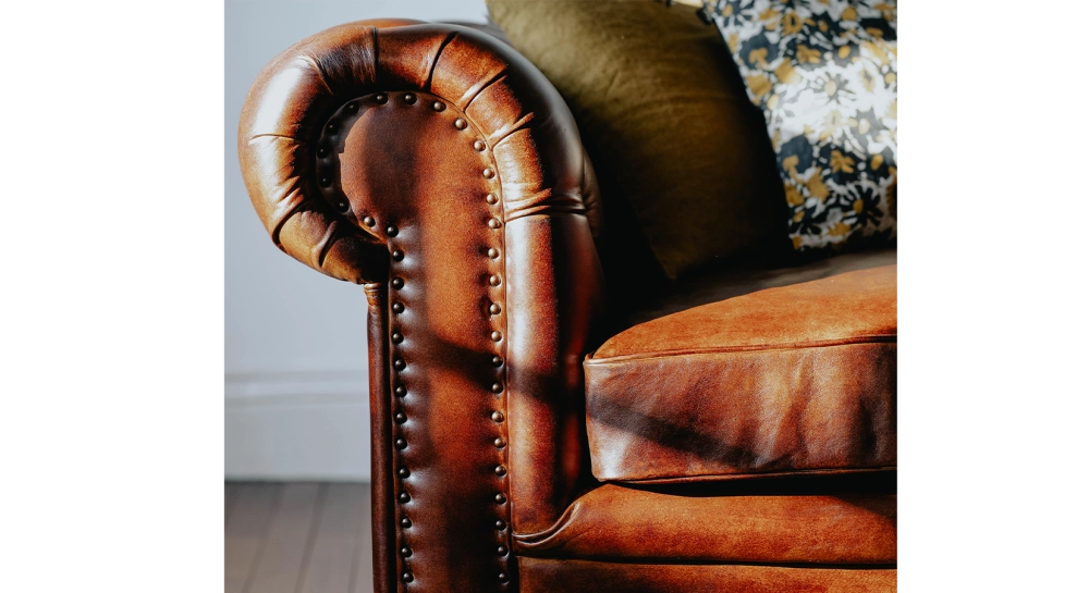 Canapé Chesterfield cuir 3 places marron vintage accoudoirs cloutés Canapé Chesterfield cuir 3 places marron vintage accoudoirs cloutés
