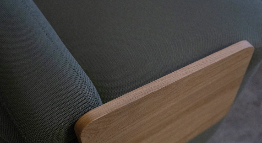 Fauteuil design sans accoudoirs chêne teinte naturelle assise tissu vert