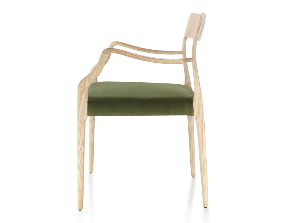 Chaise scandinave avec accoudoirs bois teinte naturelle assise tissu vert olive Chaise scandinave avec accoudoirs bois teinte naturelle assise tissu vert olive