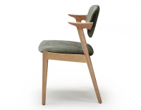Chaise scandinave bois teinte naturelle assise tissu velours vert forêt Chaise scandinave bois teinte naturelle assise tissu velours vert forêt