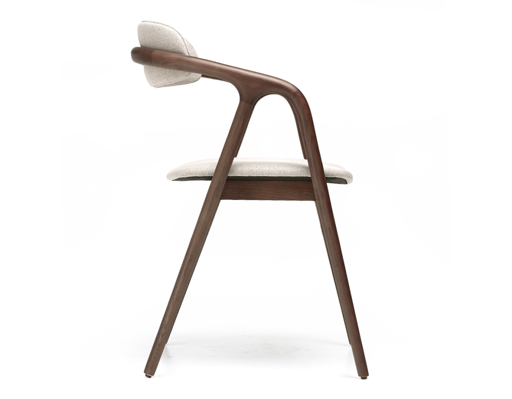 Chaise scandinave bois teinte marron foncé assise tissu beige naturel Chaise scandinave bois teinte marron foncé assise tissu beige naturel