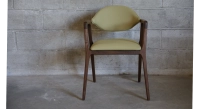 Chaise design avec accoudoirs en noyer bois teinte naturelle et tissu vert