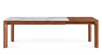 Table extensible 6 à 10/12 personnes en noyer et céramique allonges bois avec bois teinte naturelle et plateau céramique effet marbre blanc 180x100 cm