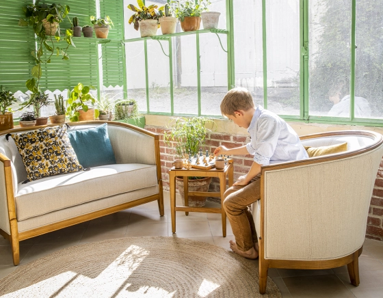 Fauteuil ancien accoudoirs moulurés bois teinte ancienne et tissu beige naturel