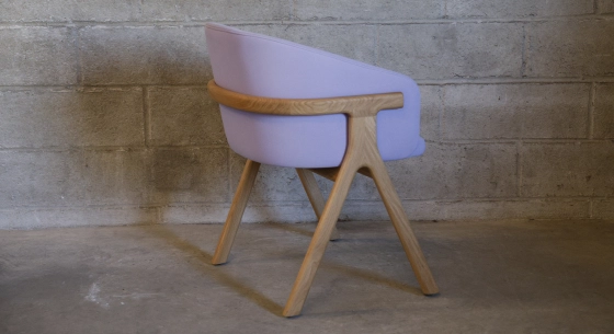 Chaise design en chêne bois teinte naturelle assise tissu mauve