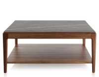 Table basse carrée en noyer et céramique avec tablette en bois teinte naturelle plateau céramique effet marbre noir 100x100 cm