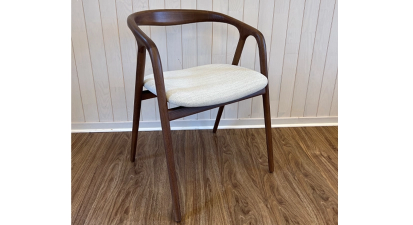 Scandinavian chair bois teinte marron foncé assise tissu beige naturel Scandinavian chair bois teinte marron foncé assise tissu beige naturel