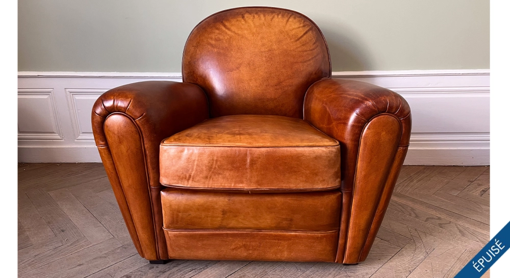 Fauteuil club cuir marron clair accoudoirs cloutés Fauteuil club cuir marron clair accoudoirs cloutés