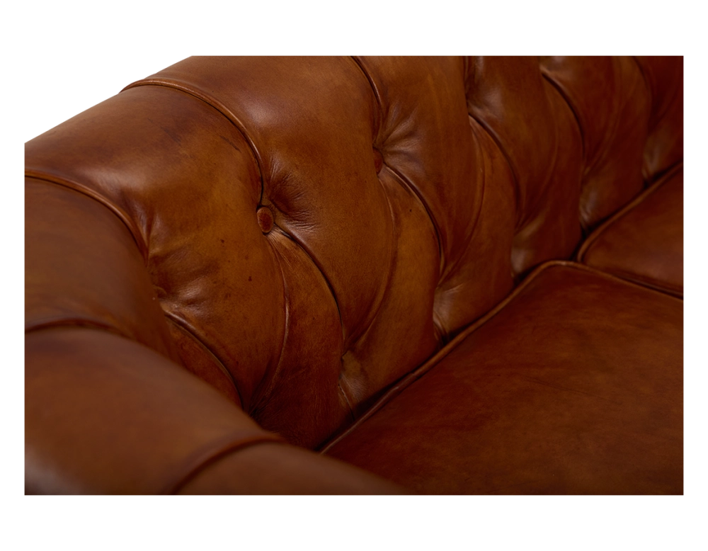 Canapé Chesterfield cuir 2 places marron clair accoudoirs cloutés Canapé Chesterfield cuir 2 places marron clair accoudoirs cloutés