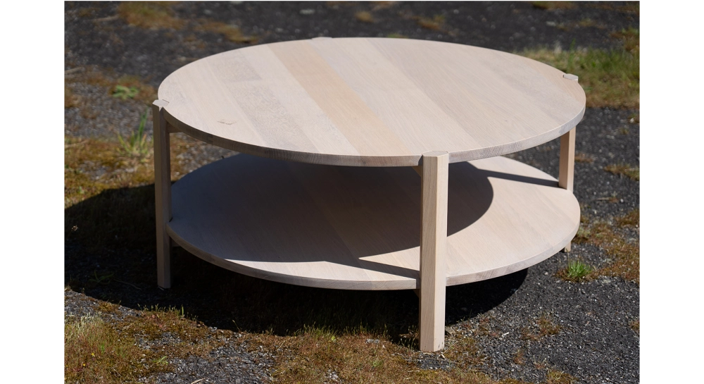 Table basse ronde en chêne teinte grand nord 90x90 cm Table basse ronde en chêne teinte grand nord 90x90 cm