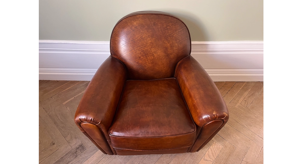Fauteuil club cuir marron vintage accoudoirs cloutés Fauteuil club cuir marron vintage accoudoirs cloutés