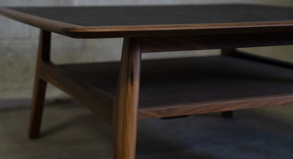 Table basse carré en noyer et céramique bois teinte naturelle plateau céramique effet ardoise 100x100 cm