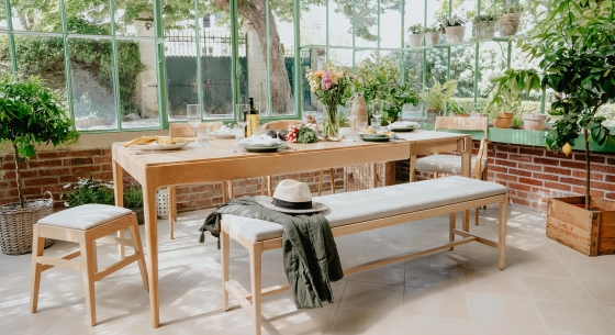 Extendable oak table for 6 to 10 people with natural wood stain top and extensions 160x90 cm