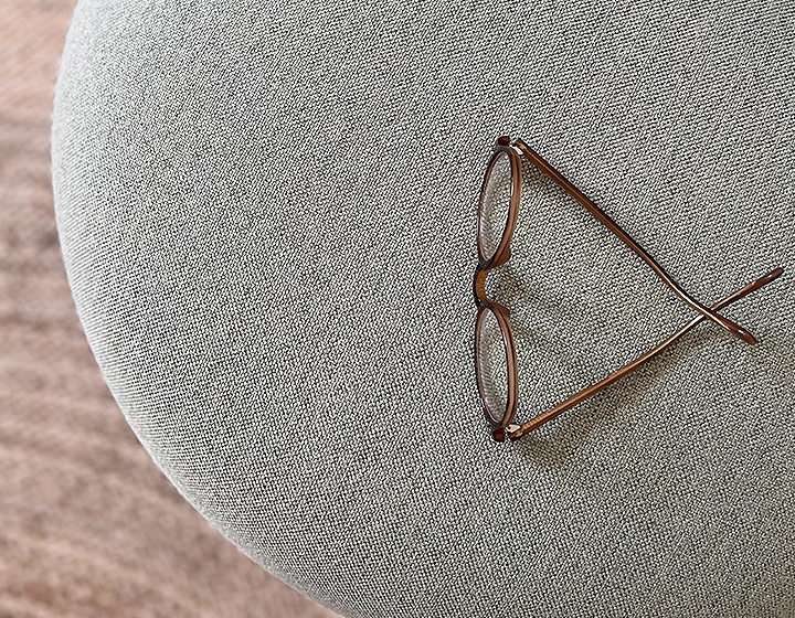 Fauteuil crapaud sans accoudoirs pieds bois teinte noyer et tissu vert sauge Fauteuil crapaud sans accoudoirs pieds bois teinte noyer et tissu vert sauge