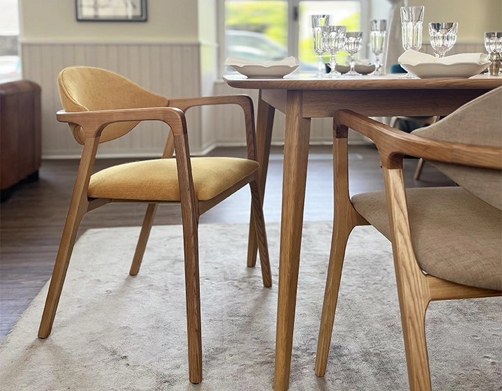 Chaise design avec accoudoirs bois teinte naturelle et tissu jaune Chaise design avec accoudoirs bois teinte naturelle et tissu jaune