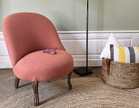 Fauteuil crapaud sans accoudoirs pieds bois teinte noyer et tissu rose corail Fauteuil crapaud sans accoudoirs pieds bois teinte noyer et tissu rose corail