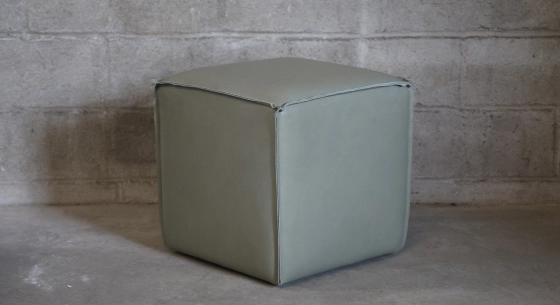 Pouf cuir de vachette vert sauge