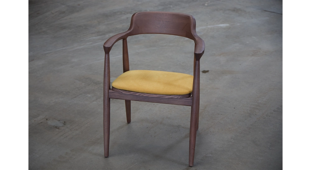 Chaise scandinave bois teinte noyer assise tissu jaune Chaise scandinave bois teinte noyer assise tissu jaune