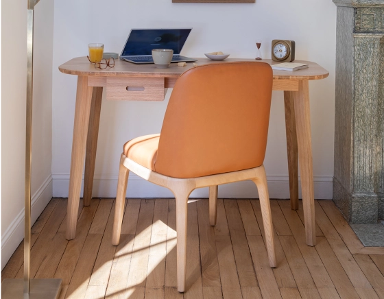 Chaise design bois teinte naturelle et cuir caramel