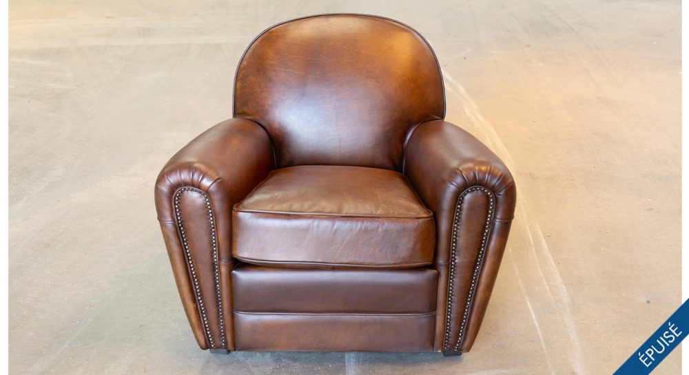 Fauteuil club cuir marron vintage accoudoirs cloutés Fauteuil club cuir marron vintage accoudoirs cloutés