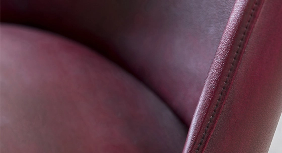 Canapé Chesterfield cuir 2 places rouge carmin accoudoirs cloutés