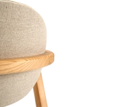 Chaise design avec accoudoirs bois teinte naturelle et tissu camel Chaise design avec accoudoirs bois teinte naturelle et tissu camel
