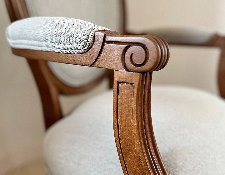 Chaise ancienne style Louis XVI avec accoudoirs bois teinte ancienne et tissu beige naturel Chaise ancienne style Louis XVI avec accoudoirs bois teinte ancienne et tissu beige naturel