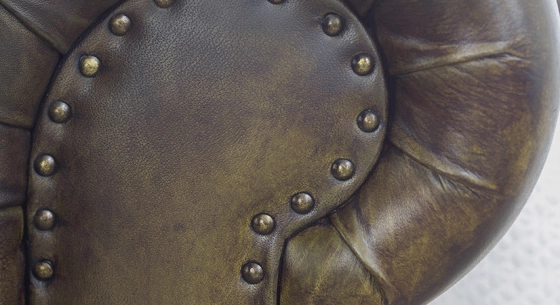 Canapé Chesterfield cuir 2 places vert olive accoudoirs cloutés