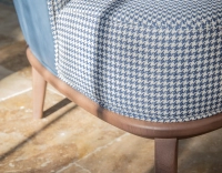 Fauteuil design cuir bleu orage et tissu pied-de-poule bleu et blanc Fauteuil design cuir bleu orage et tissu pied-de-poule bleu et blanc
