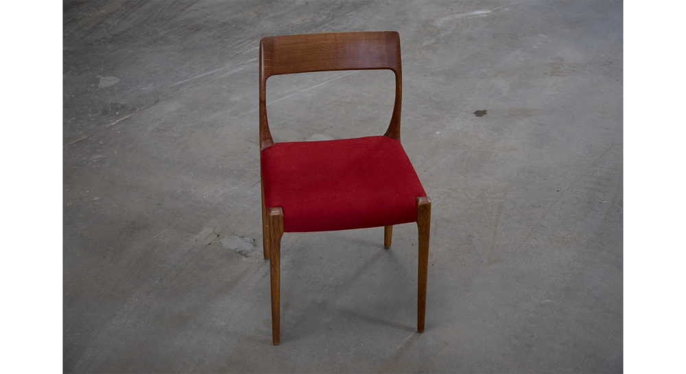 Chaise scandinave bois teinte noyer assise tissu rouge Chaise scandinave bois teinte noyer assise tissu rouge