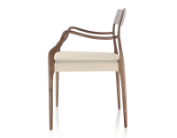 Chaise scandinave avec accoudoirs bois teinte marron foncé assise tissu camel Chaise scandinave avec accoudoirs bois teinte marron foncé assise tissu camel