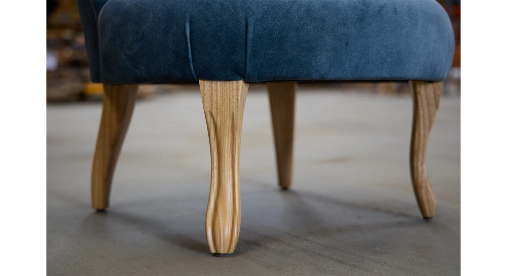 Fauteuil crapaud sans accoudoirs pieds bois teinte naturelle et tissu velours bleu pétrole Fauteuil crapaud sans accoudoirs pieds bois teinte naturelle et tissu velours bleu pétrole