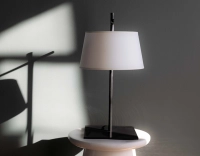 Lampe a poser équerre noire abat jour ivoire Lampe a poser équerre noire abat jour ivoire
