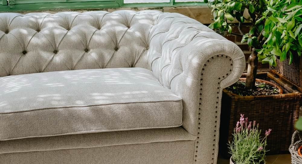 Canapé chesterfield tissu 3 places beige chiné Canapé chesterfield tissu 3 places beige chiné