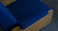 Sillón de diseño con reposabrazos roble natural asiento tejido azul eléctrico