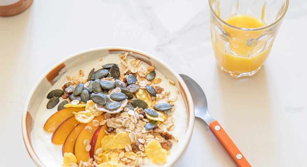 Table salle à manger en chêne et céramique 8 personnes avec bois teinte naturelle et plateau céramique effet marbre blanc 180x100 cm Table salle à manger en chêne et céramique 8 personnes avec bois teinte naturelle et plateau céramique effet marbre blanc 180x100 cm
