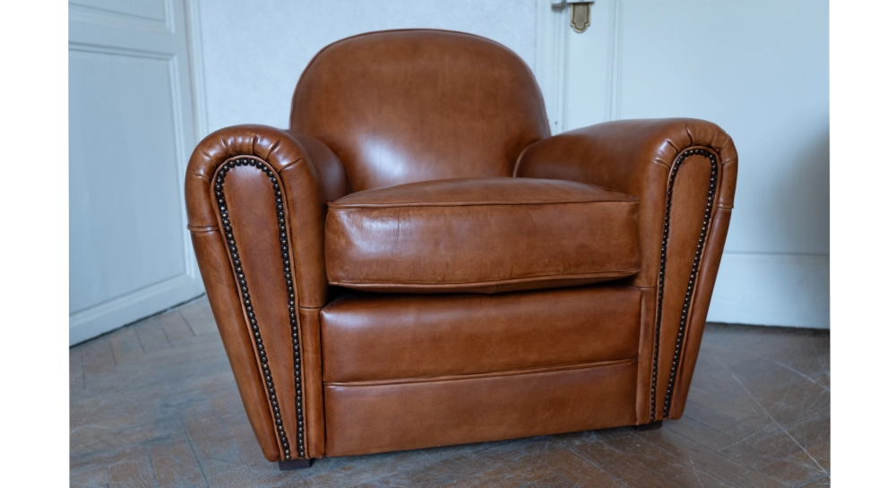 Fauteuil club cuir marron clair accoudoirs cloutés Fauteuil club cuir marron clair accoudoirs cloutés