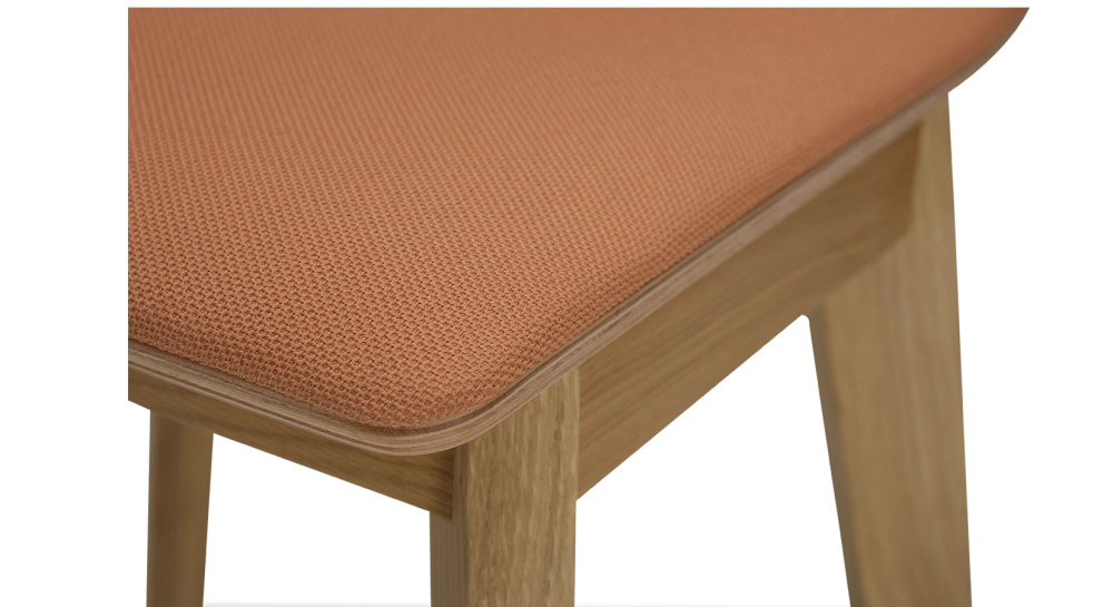 Tabouret design chêne teinte naturelle assise tissu corail Tabouret design chêne teinte naturelle assise tissu corail