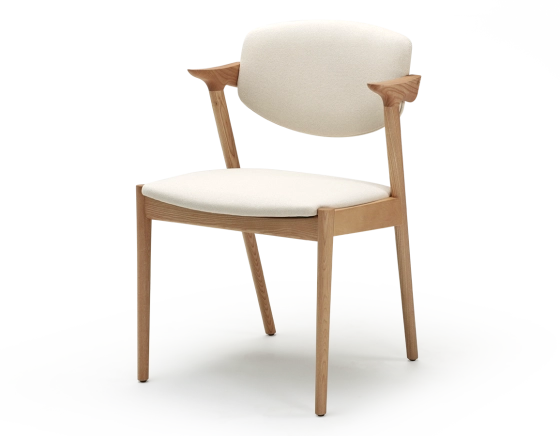Chaise scandinave bois teinte naturelle assise tissu blanc cassé