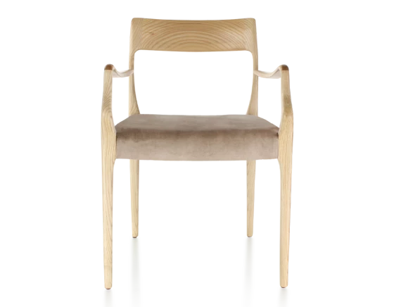 Chaise scandivave avec accoudoirs bois teinte naturelle assise tissu velours taupe clair