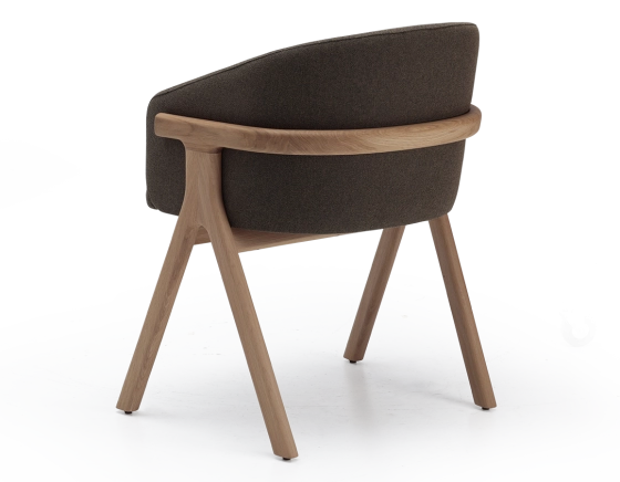 Chaise design bois teinte naturelle assise tissu marron clair