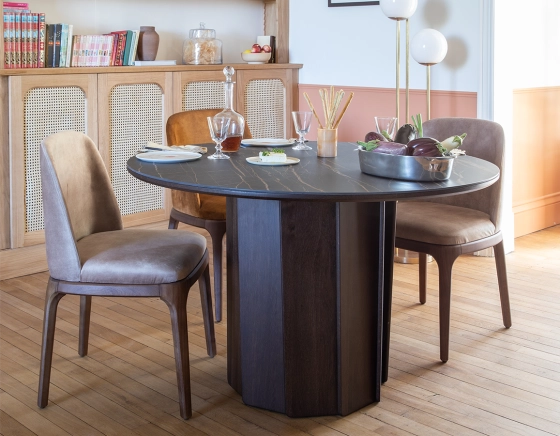 Chaise design bois teinte marron foncé et tissu velours taupe clair