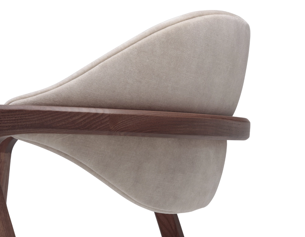 Chaise design avec accoudoirs bois teinte noyer et tissu velours sable