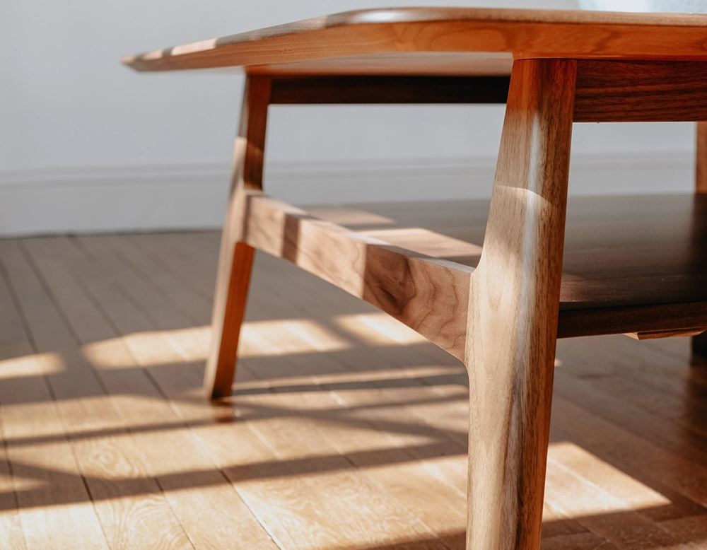 Table basse carré en noyer et céramique bois teinte naturelle plateau céramique effet marbre blanc 100x100 cm Table basse carré en noyer et céramique bois teinte naturelle plateau céramique effet marbre blanc 100x100 cm