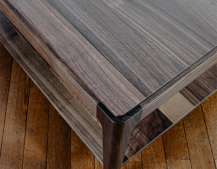 Table basse carrée en noyer avec tablette teinte naturelle 100x100 cm Table basse carrée en noyer avec tablette teinte naturelle 100x100 cm