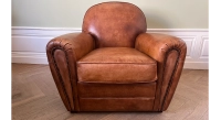 Fauteuil club cuir marron vintage accoudoirs cloutés Fauteuil club cuir marron vintage accoudoirs cloutés