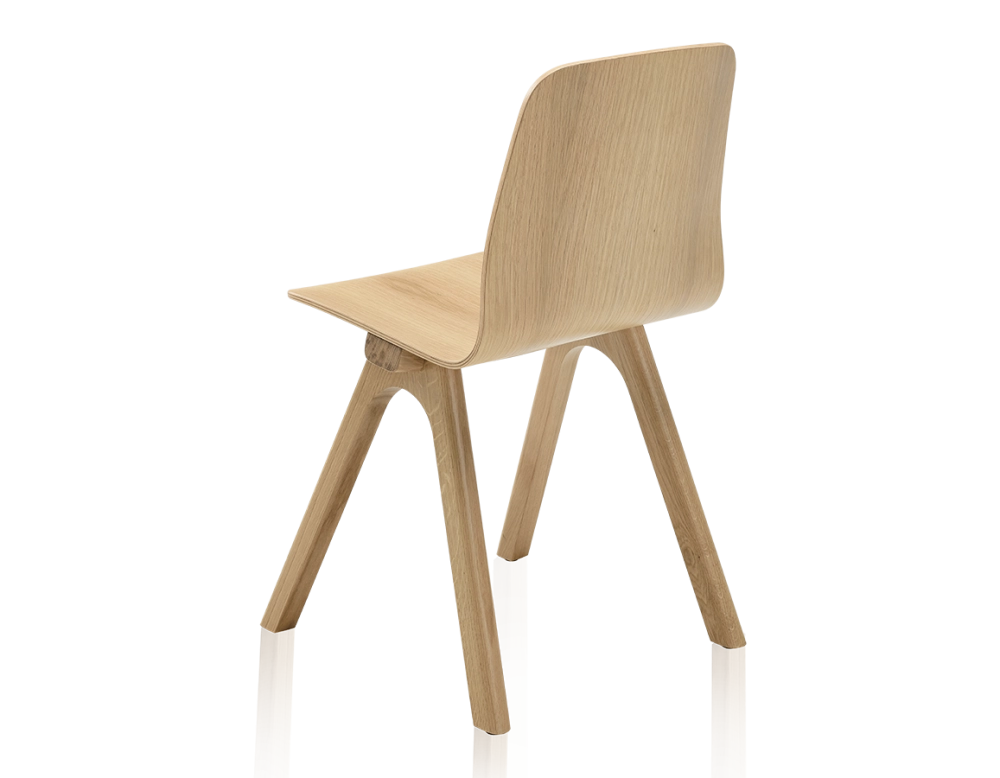 Chaise design en chêne teinte de bois naturelle Chaise design en chêne teinte de bois naturelle