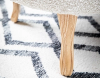 Fauteuil crapaud sans accoudoirs pieds bois teinte naturelle et tissu bouclé blanc Fauteuil crapaud sans accoudoirs pieds bois teinte naturelle et tissu bouclé blanc
