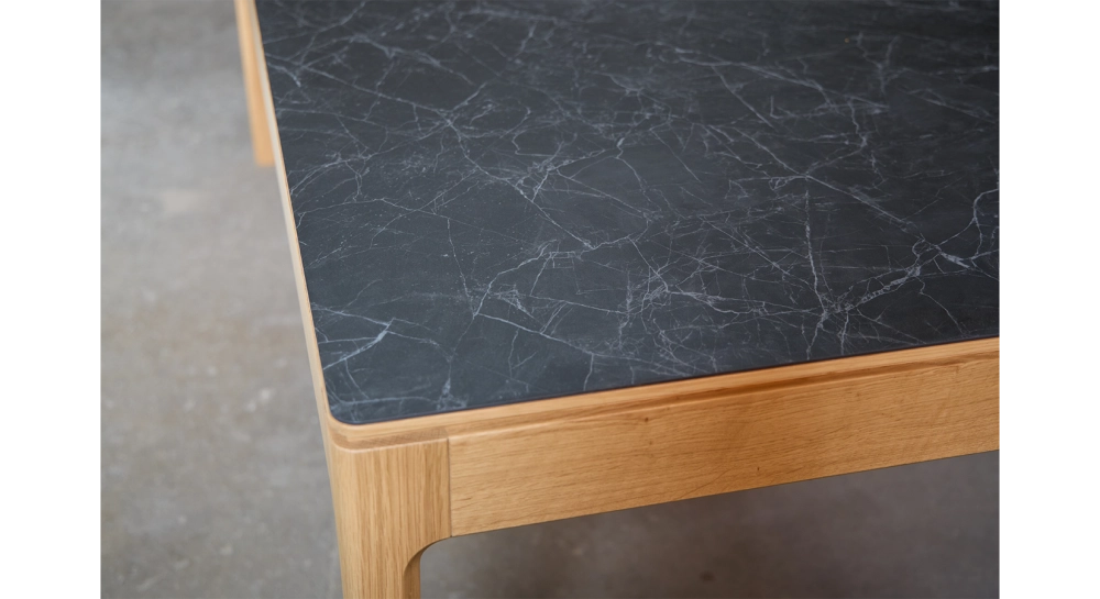 Table salle à manger 6 à 8 personnes en chêne et céramique avec bois teinte naturelle et plateau céramique effet ardoise 180x100 cm Table salle à manger 6 à 8 personnes en chêne et céramique avec bois teinte naturelle et plateau céramique effet ardoise 180x100 cm