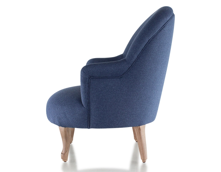 Fauteuil crapaud avec accoudoirs pieds bois teinte noyer et tissu bleu marine Fauteuil crapaud avec accoudoirs pieds bois teinte noyer et tissu bleu marine
